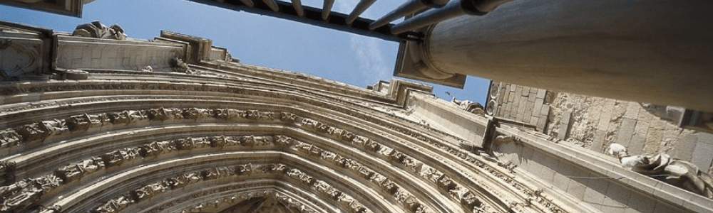 Puerta Catedral Toledo y reja cielo